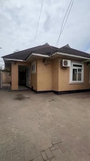 Nyumba ya vyumba vitatu inapangishwa Kinondoni Block 42, Dar Es Salaam Nyumba ya vyumba vitatu inapangishwa Kinondoni Block 42, Dar Es Salaam