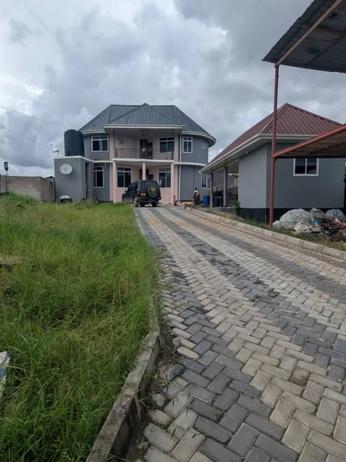 Nyumba ya vyumba vinne inauzwa Mbezi Msuguri, Dar Es Salaam (2000 sqm)