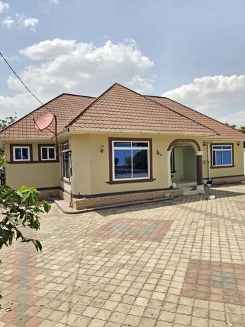 Nyumba ya vyumba vitatu inauzwa Kiseke, Mwanza (999 sqm) Nyumba ya vyumba vitatu inauzwa Kiseke, Mwanza (999 sqm)