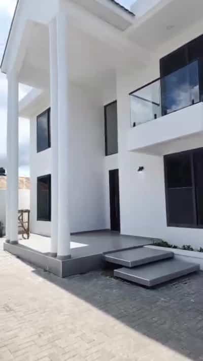 Nyumba ya vyumba vinne inauzwa Kijitonyama, Dar Es Salaam (400 sqm)