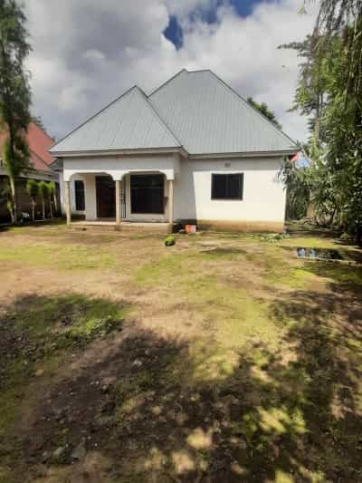 Nyumba ya vyumba vitatu inauzwa Ngaramtoni Redio, Arusha (560 sqm)