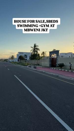 Nyumba ya vyumba vitano inauzwa Mbweni JKT, Dar Es Salaam (1300 sqm)