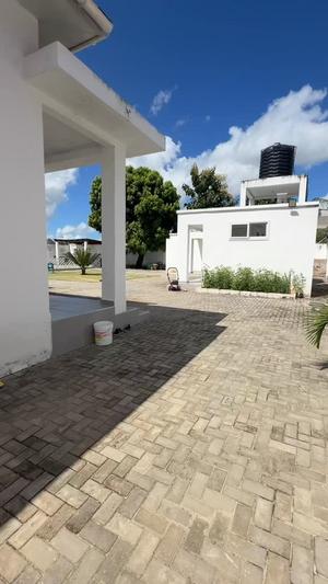 Nyumba ya vyumba vitano inauzwa Kigamboni, Gezaulole, Dar Es Salaam (1900 sqm)