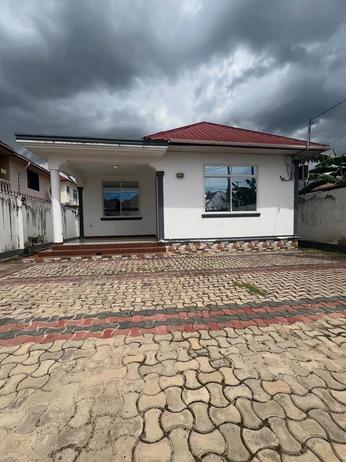 Nyumba ya vyumba vitatu inauzwa Mikocheni, Dar Es Salaam (301 sqm)