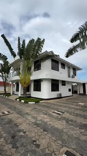 Villa ya vyumba vinne inapangishwa Bahari Beach, Dar Es Salaam Villa ya vyumba vinne inapangishwa Bahari Beach, Dar Es Salaam