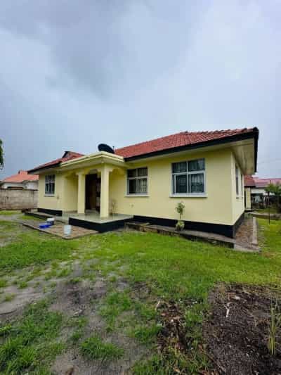 Nyumba ya vyumba vitatu inauzwa Tabata Segerea Mwisho Zahanati, Dar Es Salaam (692 sqm)