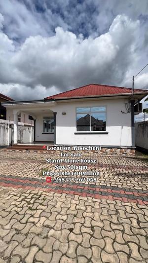 Nyumba ya vyumba vitatu inauzwa Mikocheni, Dar Es Salaam (301 sqm)