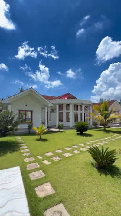 Villa (Furnished) ya vyumba vitano inapangishwa Mbezi Beach, Dar Es Salaam Villa (Furnished) ya vyumba vitano inapangishwa Mbezi Beach, Dar Es Salaam