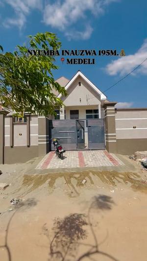 Nyumba ya vyumba vitatu inauzwa Medeli, Dodoma (350 sqm) Nyumba ya vyumba vitatu inauzwa Medeli, Dodoma (350 sqm)