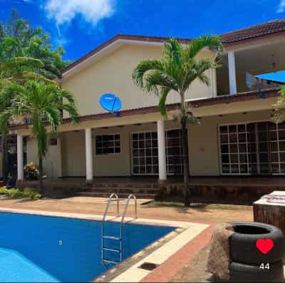 Nyumba ya vyumba vitano inauzwa Masaki, Dar Es Salaam (1500 sqm)