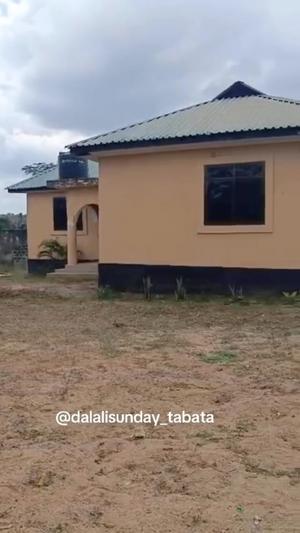 Nyumba ya vyumba vitatu inauzwa Tabata Kinyerezi Zimbili, Dar Es Salaam (1600 sqm) Nyumba ya vyumba vitatu inauzwa Tabata Kinyerezi Zimbili, Dar Es Salaam (1600 sqm)