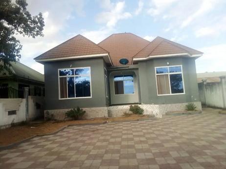 Nyumba ya vyumba vitatu inauzwa Nyasaka, Mwanza (790 sqm)
