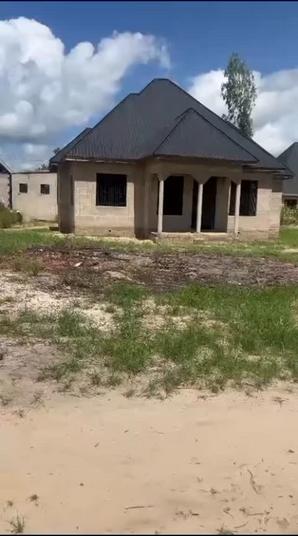 Nyumba ya vyumba vitatu inauzwa Kibaha Madafu, Pwani (1200 sqm)