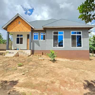 Nyumba ya vyumba vitatu inauzwa Kibaha kwa Matiasi, Pwani (1863 sqm) Nyumba ya vyumba vitatu inauzwa Kibaha kwa Matiasi, Pwani (1863 sqm)