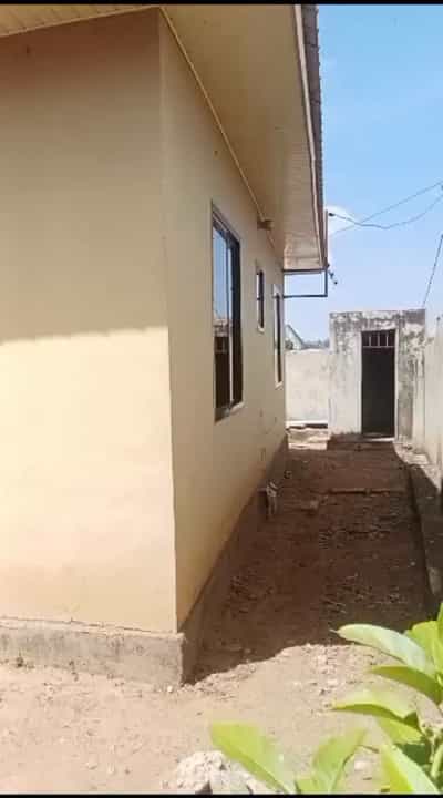 Nyumba ya vyumba vitatu inauzwa Buhongwa Sahwa ya Chini Center, Mwanza (600 sqm)