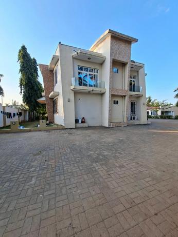 Villa (Furnished) ya vyumba vinne inapangishwa Mbezi Beach, Dar Es Salaam Villa (Furnished) ya vyumba vinne inapangishwa Mbezi Beach, Dar Es Salaam