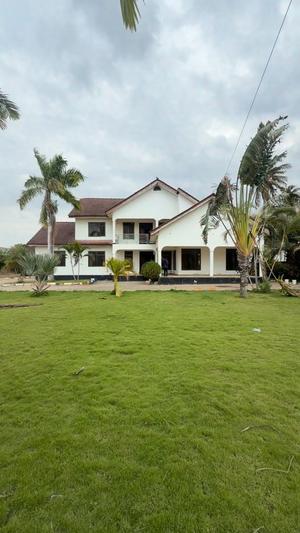 5 Bedrooms House for Sale in Bahar Beach, Dar Es Salaam (1800 sqm)