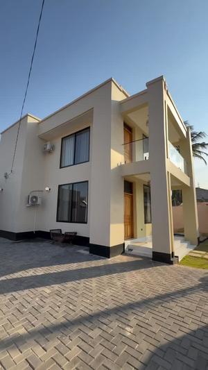 Nyumba inauzwa Kunduchi Mtongani, Dar Es Salaam (400 sqm) Nyumba inauzwa Kunduchi Mtongani, Dar Es Salaam (400 sqm)