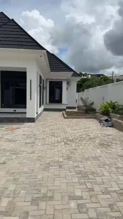 Nyumba ya vyumba vitano inauzwa Goba Lastanza, Dar Es Salaam (850 sqm)