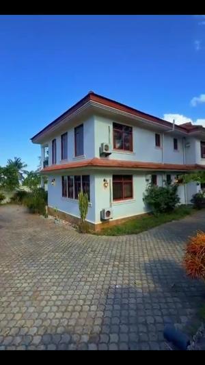 Nyumba ya vyumba vitano inauzwa Salasala, Dar Es Salaam (1500 sqm) Nyumba ya vyumba vitano inauzwa Salasala, Dar Es Salaam (1500 sqm)