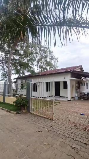 Villa ya vyumba vitatu inapangishwa Mbezi Beach, Dar Es Salaam Villa ya vyumba vitatu inapangishwa Mbezi Beach, Dar Es Salaam