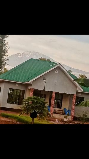 Nyumba ya vyumba viwili inauzwa Njia ya Boro, Kilimanjaro (0.5 acre) Nyumba ya vyumba viwili inauzwa Njia ya Boro, Kilimanjaro (0.5 acre)