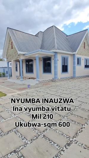 Nyumba ya vyumba vitatu inauzwa Bweni Kiharaka (600 sqm)