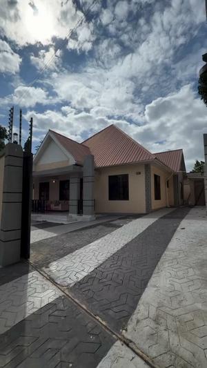 Nyumba ya vyumba vitatu inauzwa Mapinga Kerege, Pwani (400 sqm) Nyumba ya vyumba vitatu inauzwa Mapinga Kerege, Pwani (400 sqm)