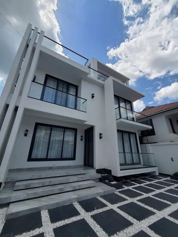 Nyumba (Furnished) ya vyumba vinne inauzwa Mikocheni, Dar Es Salaam (450 sqm)
