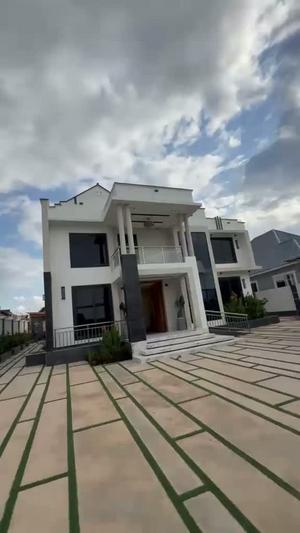 Nyumba ya vyumba vinne inauzwa Mbezi Mbueni Ubungo, Dar Es Salaam (742 sqm) Nyumba ya vyumba vinne inauzwa Mbezi Mbueni Ubungo, Dar Es Salaam (742 sqm)