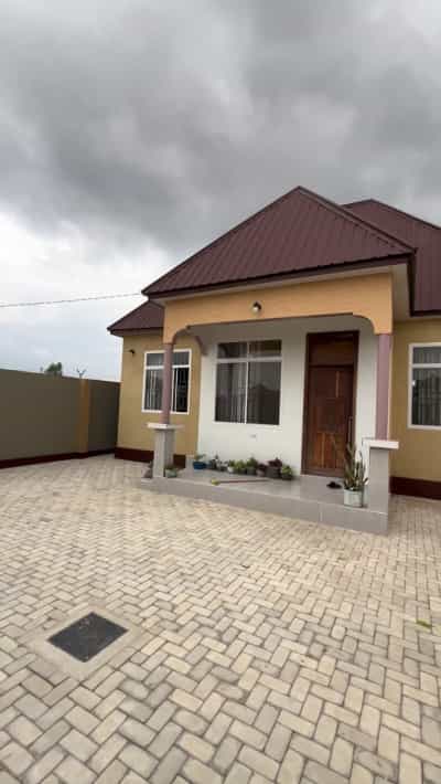 Nyumba ya vyumba vitatu inauzwa Ilazo, Dodoma (1031 sqm) Nyumba ya vyumba vitatu inauzwa Ilazo, Dodoma (1031 sqm)