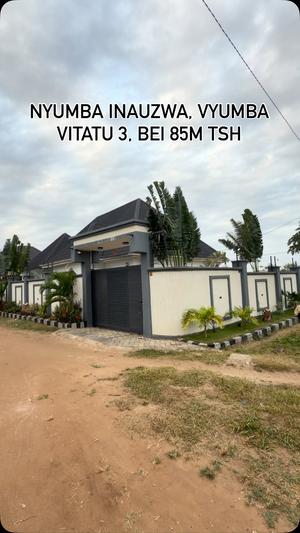 Nyumba ya vyumba vitatu inauzwa Bunju A, Mji Mpya, Dar Es Salaam (450 sqm) Nyumba ya vyumba vitatu inauzwa Bunju A, Mji Mpya, Dar Es Salaam (450 sqm)