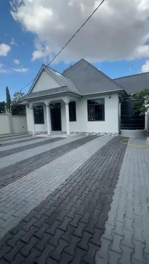 Nyumba ya vyumba vitatu inauzwa Madale Mwisho, Dar Es Salaam (490 sqm)