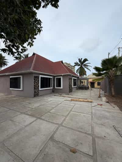 Nyumba ya vyumba vitano inapangishwa Mikocheni A, Dar Es Salaam Nyumba ya vyumba vitano inapangishwa Mikocheni A, Dar Es Salaam