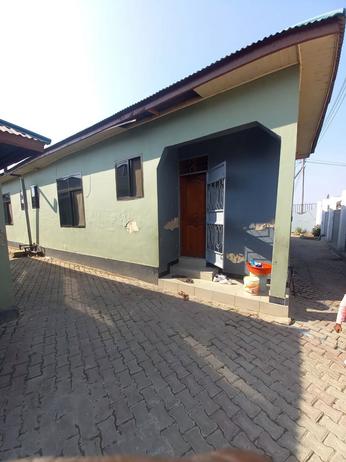 Nyumba ya vyumba vinne inauzwa Nyamuhongolo, Mwanza (700 sqm) Nyumba ya vyumba vinne inauzwa Nyamuhongolo, Mwanza (700 sqm)