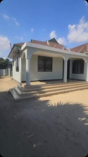 Nyumba ya vyumba vinne inauzwa Mbweni Kiembeni Chuo Cha Jeshi, Dar Es Salaam (1300 sqm)