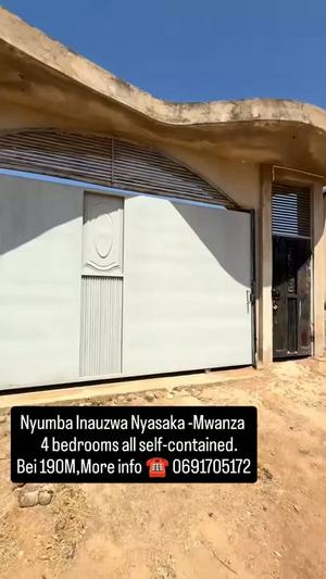 Nyumba ya vyumba vinne inauzwa Nyasaka, Mwanza (1580 sqm)