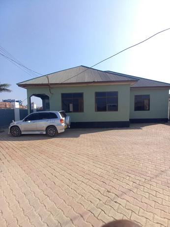 Nyumba ya vyumba vinne inauzwa Nyamuhongolo, Mwanza (700 sqm) Nyumba ya vyumba vinne inauzwa Nyamuhongolo, Mwanza (700 sqm)