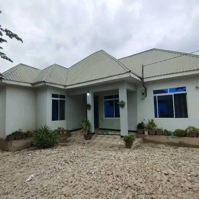 Nyumba ya vyumba vitatu inauzwa Kivule, Dar Es Salaam (1100 sqm)