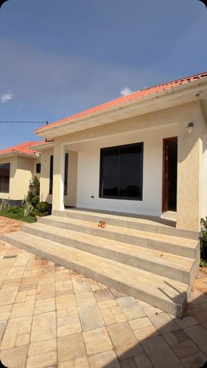 Nyumba ya vyumba vitatu inauzwa Iyumbu, Dodoma (1000 sqm)