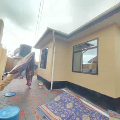 Nyumba ya vyumba vitatu inauzwa Kinyerezi, Dar Es Salaam (400 sqm)