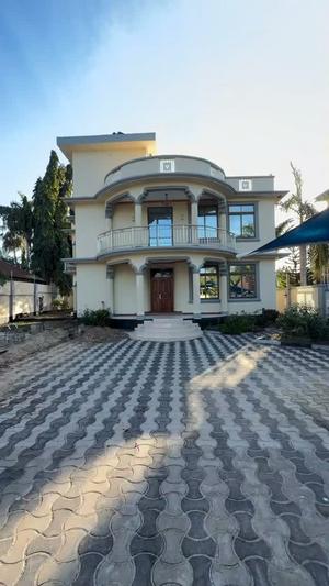 4 Bedrooms House for Sale in Mbezi Beach, Dar Es Salaam (900 sqm)