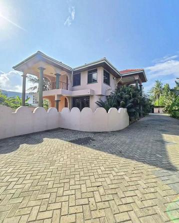 Nyumba ya vyumba 6 inauzwa Mikocheni, Dar Es Salaam (2200 sqm) Nyumba ya vyumba 6 inauzwa Mikocheni, Dar Es Salaam (2200 sqm)