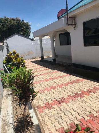 Nyumba ya vyumba vinne inauzwa Nyasaka, Mwanza (480 sqm) Nyumba ya vyumba vinne inauzwa Nyasaka, Mwanza (480 sqm)