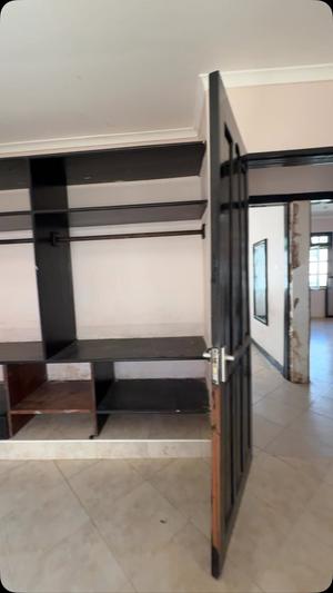 Nyumba ya vyumba vitatu inauzwa Bahari Beach, Dar Es Salaam (600 sqm)