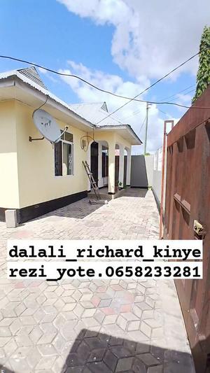 Nyumba ya vyumba vitatu inauzwa Tabata Kinyerezi Ulongoni A, Dar Es Salaam (400 sqm) Nyumba ya vyumba vitatu inauzwa Tabata Kinyerezi Ulongoni A, Dar Es Salaam (400 sqm)