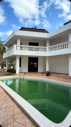 Nyumba ya vyumba 11 inauzwa Mbezi Beach Kidimbwi, Dar Es Salaam (1750 sqm) Nyumba ya vyumba 11 inauzwa Mbezi Beach Kidimbwi, Dar Es Salaam (1750 sqm)