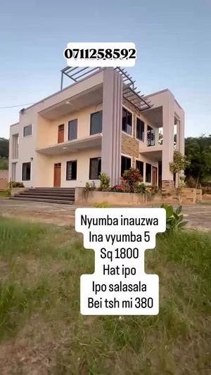 Nyumba ya vyumba vitano inauzwa Salasala, Dar Es Salaam (1800 sqm)