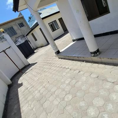 Nyumba ya vyumba vitatu inauzwa Mbezi Beach Jogoo, Dar Es Salaam (300 sqm) Nyumba ya vyumba vitatu inauzwa Mbezi Beach Jogoo, Dar Es Salaam (300 sqm)