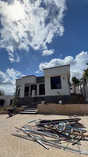 Nyumba ya vyumba vitatu inauzwa Goba Magorofani, Dar Es Salaam (1000 sqm)